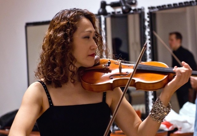 Satomi Yasutaniya - skrzypce, zagra w koncercie Radomskiej Orkiestry Kameralnej.Na dalszych zdjęciach: Anna Huszczo - klawesyn, Szymon Krzemień - wiolonczela i Filip Krzeszowiec - wiolonczela.