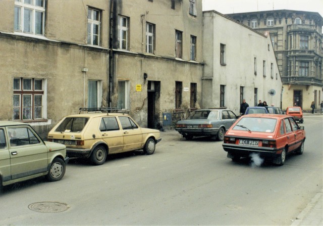 Na ulicach miasta królowały jeszcze Fiaty 126p i Polonezy. Ale z dnia na dzień przybywało zachodnich aut - Volkswagenów, Fordów i innych marek. Zdjęcie wykonane na ul. Kasztelańskiej. W miejscu kamienicy po lewej stoi obecnie nowy budynek mieszkalno-usługowy
