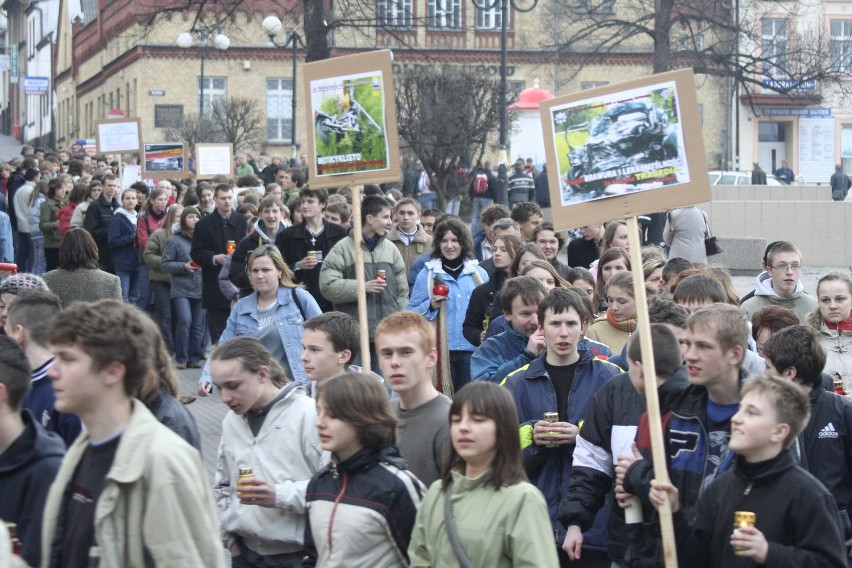 Transparenty krzyczaly haslami o skutkach brawury i...