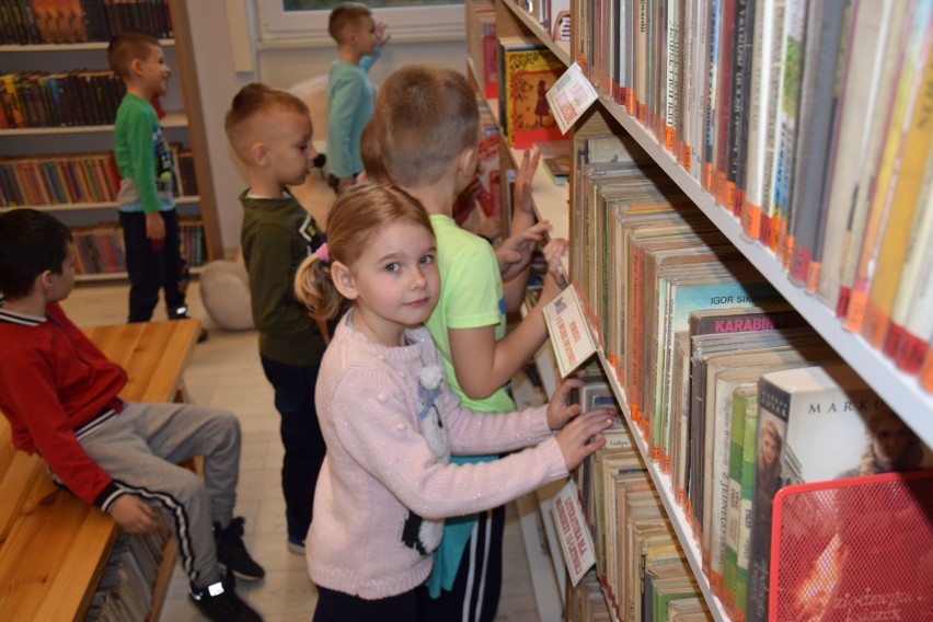 Będzie fajny konkurs o liczbach - dowiedziły się przeszkolaki z Piotrkowa, ktore odwiedziły radziejowską bibliotekę