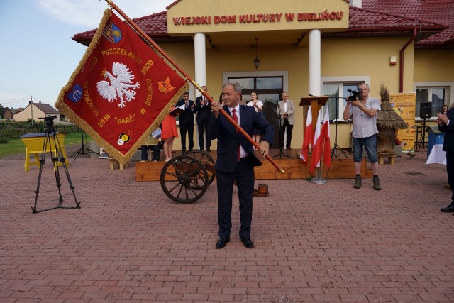 Prezes Koła Pszczelarskiego „Barć” w Bielińcu Wacław Piędel prezentuje poświęcony sztandar