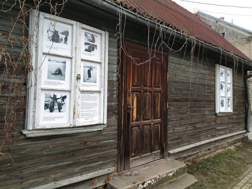 Galeria Skorupska pokazuje zdjęcia w oknach starego...