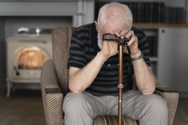 Senior uwierzył, że pomaga córce. W wyniku działań oszustów stracił ponad 25 tys. zł.