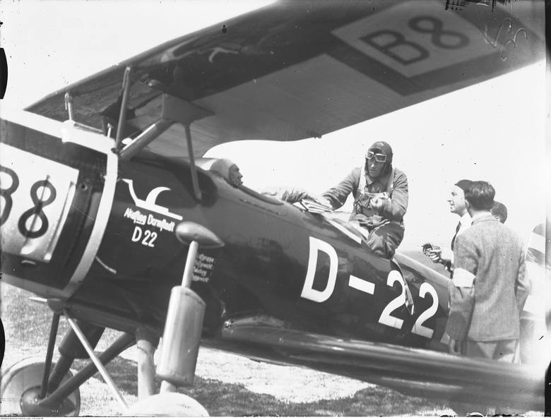 Pilot ekipy niemieckiej Walter Marienfeld w samolocie...