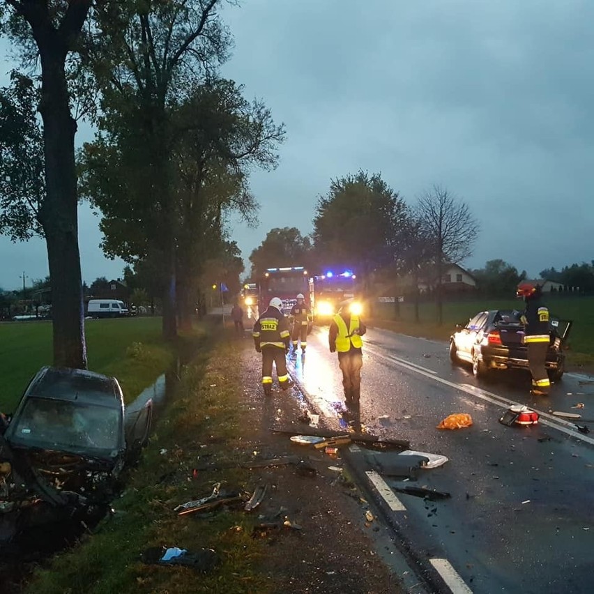 Klewki. Czołowe zderzenie dwóch samochodów osobowych. Cztery osoby w szpitalu, 13.10.2020