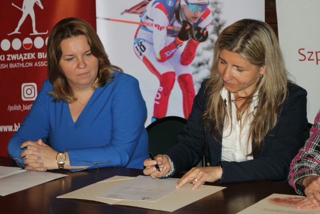 Podpis na liście intencyjnym składa Joanna Badacz, prezes Polskiego Związku Biathlonu. Obok Wioletta Niemiec, prezes Bonifraterskiego Centrum Medycznego