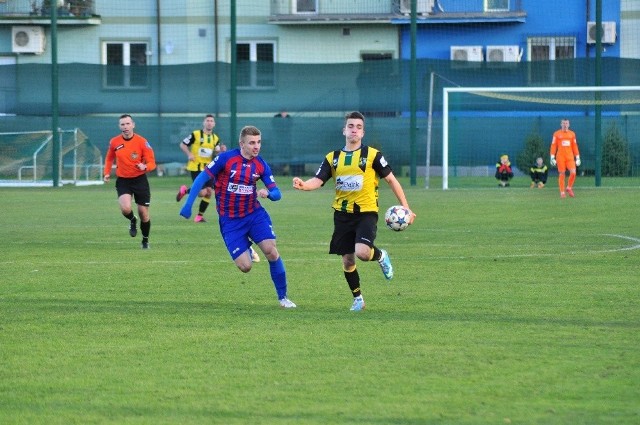 Jakub Więcek (z piłką) został zaproszony na testy do Górnika Zabrze.