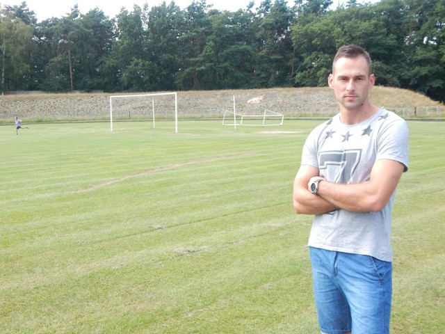 Przemysław Fiedorowicz, piłkarz Cariny Gubin mówi, że murawa miejskiego boiska jest w złym stanie.