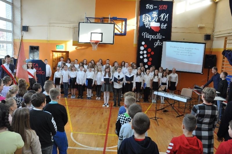 Uczniowie Szkoły Podstawowej numer 2 w Końskich śpiewali hymn [ZDJĘCIA]