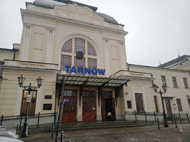 Po zegarze nad wejściem na dworzec PKP w Tarnowie zostało puste miejsce. Tarcza ma wrócić pod koniec lutego