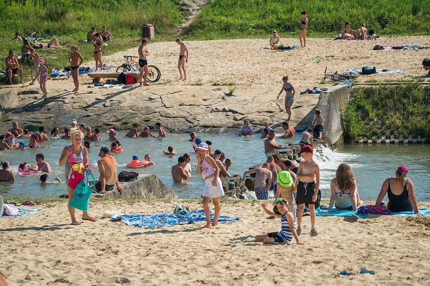 Upały w Nowym Sączu. Tłumy na plaży nad Kamienicą [ZDJĘCIA]