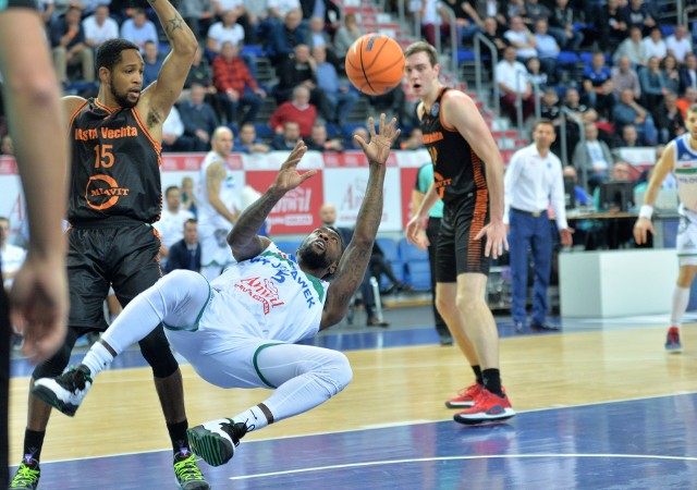 Anwil - Rasta Vechta 103:92Kwarty: 23:15, 25:29, 33:25, 22:23 ANWIL: Ledo 27 (5), 8 zb., 7 as., Jones 14, 11 zb., Freimanis 9 (1), Dowe 6, 7 as., Sokołowski 2 oraz Wroten 23, Simon 20 (4), 3 prz., Szewczyk 2, 4 as., Sulima 0, Wadowski 0.RASTA: Wainright 19 (3), 8 zb., 4 prz., Vasturia 14 (1), 7 as., 3 prz., Herkenhoff 10 (2), Simpson 8 (2), Di Leo 0, oraz Davis 24 (1), 7 zb., Young 8 (2), 5 as., Reischel 7 (1), 5 zb., Murphy 2, 8 zb., 4 as.Mecz z niemieckim zespołem miał być kluczowy dla włocławian. Porażka 76:89 na wyjeździe wydawała się do odrobienia, a obie drużyny w tabeli grupy B po 1. rundzie dzieliło tylko 1 miejsce (4-5.) i zwycięstwo (4-3, 3-4). Jako, że do play off awansują po 4 najlepsze ekipy z każdej grupy, pokonanie Rasta Vechta różnicą co najmniej 14 punktów stawiałoby Anwil w korzystnej sytuacji.  Gospodarze zaczęli nerwowo, ale z każdą minutą szło im lepiej. Twardą obroną zmusili rywali do niskiej skuteczności (28 proc. w 1. kwarcie), a w ataku grali dużo z kontry, kombinacyjnie, wpadło też kilka rzutów z dystansu. Po 6 pkt. z rzędu (3x1 i „trójka”) Ledo zrobiło się 9:5, a po akcji Jonesa 2 1 i po chwili „3” z faulem Anwil prowadził już 19:13. W końcówce 2 1 zaliczył Wroten i miejscowi prowadzili już 7 „oczkami”.W pierwszej części 2. kwarty nasi koszykarze powiększyli prze-wagę do 10 pkt. Szalał Ledo, dzielnie wspierał go Wroten i było już 33:23 i 46:36. Nadzieje na odrobienie strat z wyjazdu rosły. Niestety, później włocławianie zaczęli indywidualne popisy, stąd straty i „odpalone” rzuty, po których niemieccy gracze zdobywali punkty z kontr lub zza łuku. Właśnie „3” (8/19 w 1. połowie, w sumie 12/33) znów były ich najsilniejszą bronią. W ostatniej akcji kwarty tak właśnie (Simpson) zmniejszyli straty do 48:44. Groźni okazali się głównie Wainright, Young oraz nowy nabytek Rasta - Amerykanin Davis (w debiucie w BCL z Burgos zdobył 35 pkt. - rekord sezonu).Po zmianie stron przewaga Anwilu dwa razy topniała po zrywach gości: w 27. min do 66:63 i w 37. min - do 86:84, a mimo to gospodarze mogli odrobić 13 pkt. Znakomite zawody grał bowiem Ledo, świetne momenty mieli też Simon, Jones i Wrotten i po szalonej końcówce było tylko 99:88. Niestety, do szczęścia zabrakło zdrowia i precyzji... 