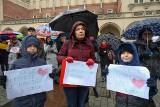 Protest na Rynku Głównym. Rodzice i uczniowie wsparli strajkujących nauczycieli [ZDJĘCIA]