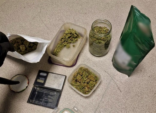Po przebadaniu i zważeniu zabezpieczonego suszu okazało się, że sądeczanin posiadał łącznie ponad 200 gramów marihuany