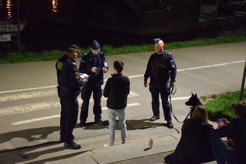 Niespokojne bulwary wiślane w Krakowie na celowniku policji i straży miejskiej. W dwa wieczory blisko 300 mandatów