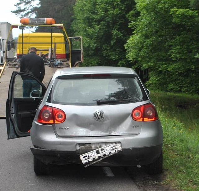 Wypadek miał miejsce na przejeździe kolejowym. Kierujący suzuki uderzył w jadącego przed nim golfa. Trzy osoby trafiły do szpitala.W piątek na drogach powiatu piskiego doszło do dwóch wypadków drogowych. Pierwszy miał miejsce około godz. 11.00 na drodze krajowej między Piszem a Rucianem- Nidą.