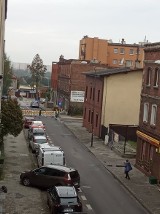 Uszkodzona rura z gazem w Rybniku! Policja zabezpiecza ulicę Piasta, na miejscu pracuje pogotowie gazowe