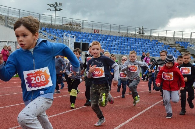 W niedzielę 8 października 2017 dorośli zmagali się na dystansie półmaratonu, a w tym czasie wiele atrakcji miały także dzieci. Na stadionie OSiR mogły się zmierzyć na znacznie krótszych dystansach oraz w konkursach sprawnościowych IV Anwil Półmaraton Włocławek - Rozgrzewka Anwilków