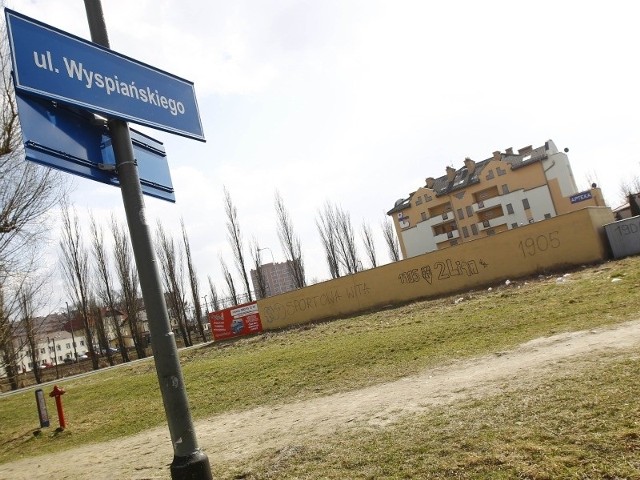 Mieszkańcy sugerują, aby na pustym placu obok garaży zrobić parking.