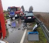 Wypadek w pow. olkuskim. W Chełmie zderzyły się dwa samochody osobowe. Strażacy rozcinali jeden z samochodów, by wyciągnąć rannego