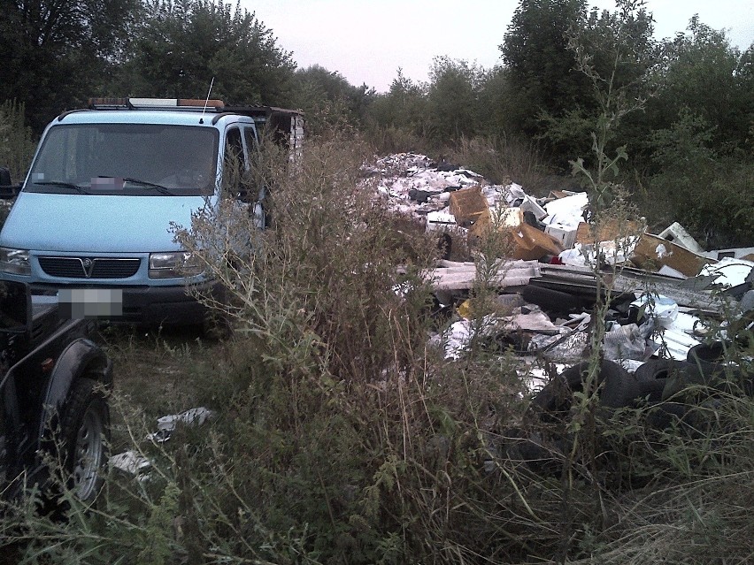Firma z Międzyrzeca Podl. została przyłapana na wywożeniu śmieci do lasu we Franopolu