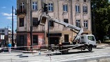 Wypadek na Rzgowskiej w Łodzi. Wypadli z podnośnika z wysokości kilku metrów