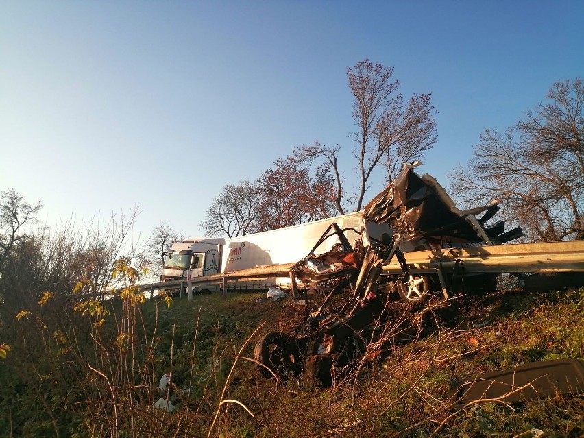 Śmiertelny wypadek w powiecie wieluńskim. Osobówka zderzyła się czołowo z ciężarówką ZDJĘCIA