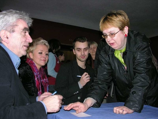 Po premierze każdy z widzów mógł zdobyć autograf twórców filmu. Od lewej: reżyser Wiesław Saniewski, scenografka Marta Krieger i aktor Robert Olech.