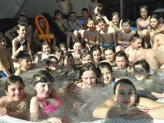 Dzieci ze szkół w Chodkowie i Bożnowie pluskają się na basenie raz w miesiącu