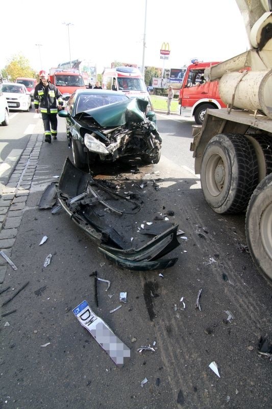 Wypadek na Dmowskiego. Peugeot wjechał w ciężarówkę wiozącą...