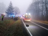 Świdry. Wypadek na trasie Szczuczyn - Pisz. Dwie osoby ranne po dachowaniu na DK58 (zdjęcia)