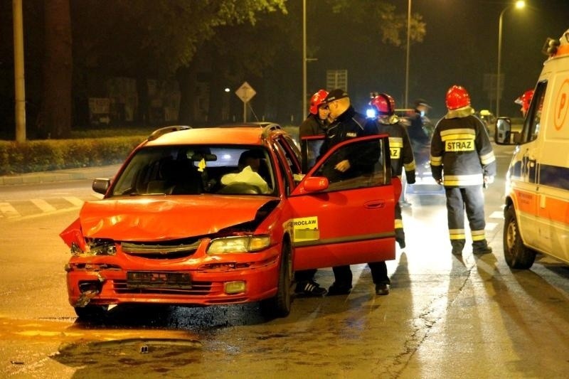 Wrocław: Wypadek na Krzywoustego. Policjant wymusił pierwszeństwo (ZDJĘCIA)