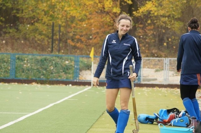 Anna Grzanka gra w ataku drużyny KS Hokej Staty Brzeziny.