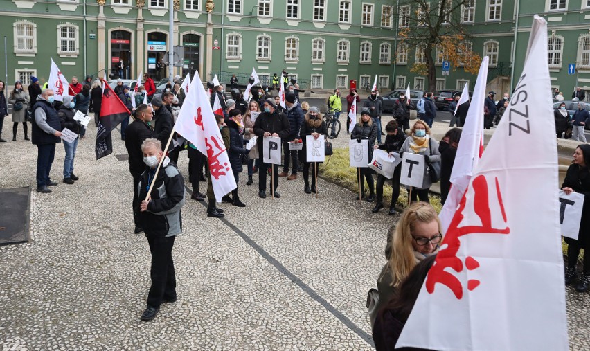 Protest zachodniopomorskiej "Solidarności" w Szczecinie. Chodzi o podwyżki dla pracowników m.in. MOPR-u [ZDJĘCIA]