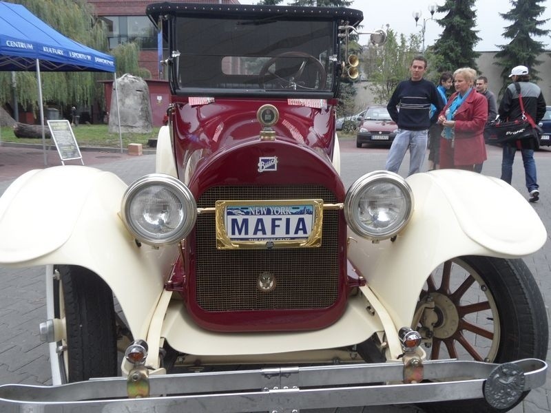 Buick Touring z 1918 na prąd przyjechał do Jaworzna [ZOBACZ]