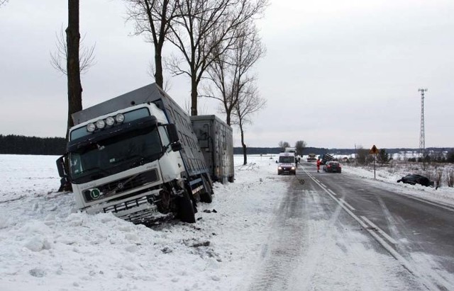 Opady śniegu oraz niska temperatura i silne wiatry spowodowały, że warunki do jazdy są trudne. Jest ślisko i niebezpiecznie, na drogach w wielu miejscach zalega spora warstwa śniegu przez co droga hamowania znacznie się wydłuża. Policjanci proszą o ostrożną jazdę i dostosowanie prędkość do warunków na jezdni.