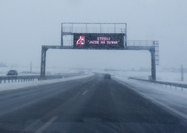 Zimowa jazda autostradą nie nie jest łatwa ani do końca bezpieczna. Wyświetlacze bramownicowe przypominają o podstawowych zasadach ruchu