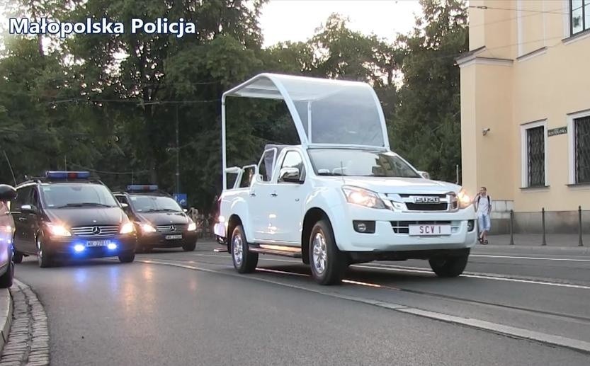 Kraków. Papamobile i papieska kolumna wjechała na Franciszkańską [WIDEO] 