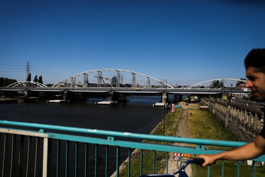 Kraków nad Wisłą. Jeden most czyszczą, drugi budują