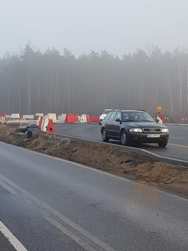 Prace przy budowie ronda turbinowego na drodze wojewódzkiej,...