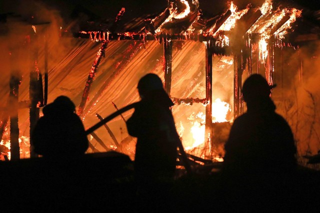 Pożar tartaku gasiło sześć jednostek straży pożarnej