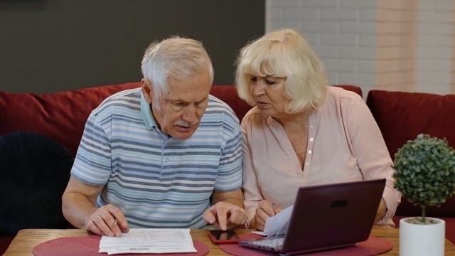 Na zwrot nadpłaty podatku mogą liczyć seniorzy z emeryturą powyżej 2500 zł brutto miesięcznie. Niższe, jak wiadomo, są zwolnione z podatku, więc zwrotów nie będzie. Oni nie płacą podatku wcale. 