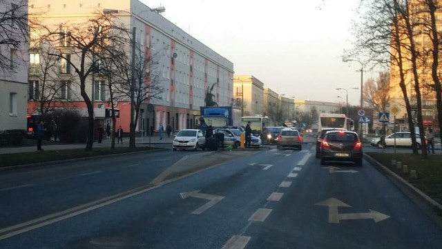 W Bydgoszczy po godz. 16 na ulicy Sułkowskiego, przy skrzyżowaniu z Czerkaską, doszło do potrącenia pieszej.. Czytelnicy nas informują, że na ulicy Sułkowskiego, na przejściu dla pieszych, przy skrzyżowaniu z ulicą Czerkaską, została potrącona piesza.Jak nas poinformowała podkom. Lidia Kowalska z zespołu prasowego KWP w Bydgoszczy, kierujący skodą mężczyzna nie ustąpił pierwszeństwa i potrącił starszą kobietę przechodzącą przez pasy. Na szczęście jej obrażenia nie są bardzo poważne. Stop Agresji Drogowej. Odcinek 5