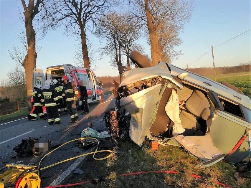 Dachowanie w Domasłowicach na DK 37, gm. Darłowo w piątek, 19.04. Jedna osoba zakleszczona, przejazd zablokowany [ZDJĘCIA] 