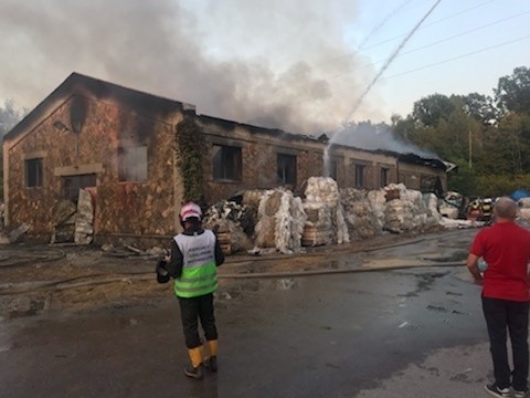 90 strażaków gasiło pożar hali w Skarżysku-Kamiennej. Zawalił się dach. Są ogromne straty [ZDJĘCIA] 