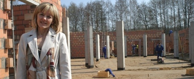 Gabriela Wesołowska, dyrektor przedszkola w Witnicy, na placu robót. Budynek otwarto w październiku 2010 roku.