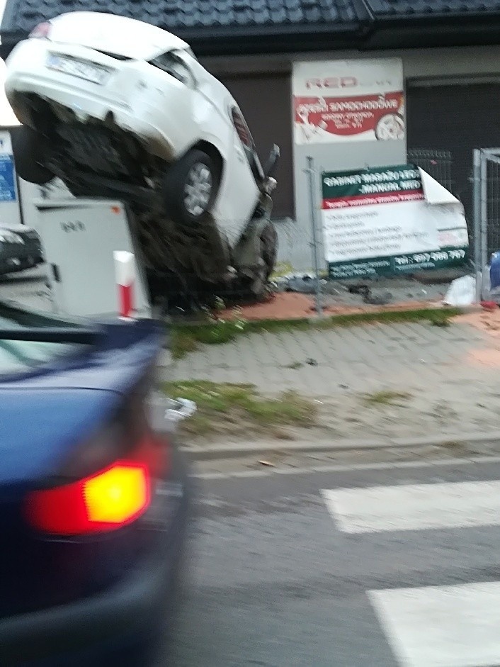 Wypadek na feralnym skrzyżowaniu w Pionkach. Samochód zawisł na ogrodzeniu. Mamy film z wypadku 