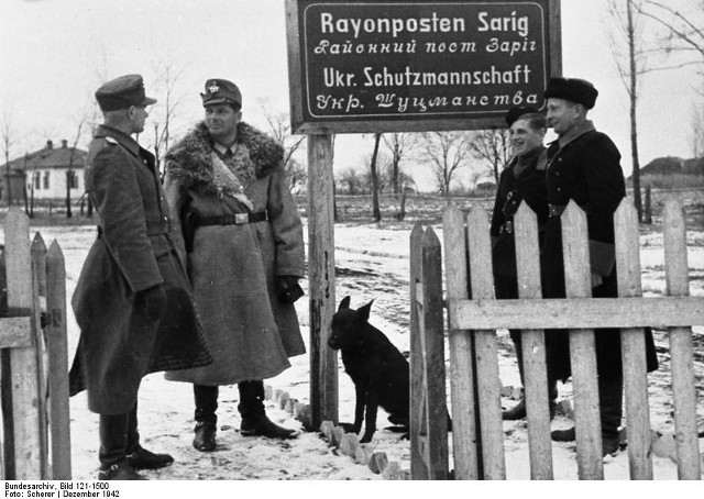 Policjanci ukraińscy i niemieccy koło Kijowa, grudzień 1942 roku