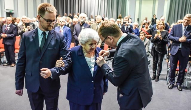 Ponad 50 osób z naszego regionu odznaczono dziś w Bydgoszczy Krzyżem Wolności i Solidarności. To wyróżnienie przyznawane jest osobom, które przeciwstawiając się komunistycznej dyktaturze, walczyły o suwerenność kraju i poszanowanie praw człowieka w czasach PRL-u. Odznaczenia w Urzędzie Wojewódzkim w Bydgoszczy wręczył prof. Mirosław Golon, dyrektor Instytutu Pamięci Narodowej w Gdańsku. Odznaczenia trafiły m.in. do Klemensa Baranowskiego, współorganizatora Niezależnej Biblioteki UMK, Andrzeja Boguckiego, prowadzącego strajki w Spomaszu w Bydgoszczy, Ewy Czarneckie, współredaktor solidarnościowego pisma "Iskra" oraz Grzegorza Grzywacza, Janiny Zalewskiej, Heleny Koteckiej i wielu innych zasłużonych postaci z regionu. Odznaczenie ustanowione zostało w 2010 roku.Flesz - takie są obecnie ceny paliw w naszym kraju.