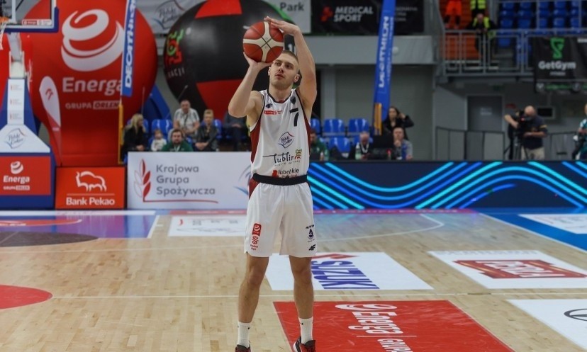 (23-letni koszykarz Bartłomiej Pelczar na co dzień...